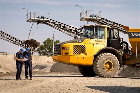 Zestawienie różnych typów maszyn budowlanych marki Komatsu na placu budowy