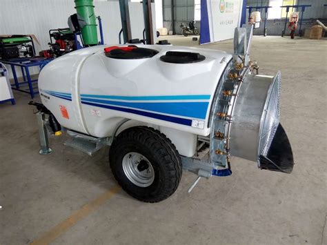 Photo of a 1000-liter trailed orchard sprayer