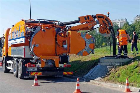 Tematyczne zdjęcie przedstawiające pojazd WUKO w akcji, czyszczący rurę kanalizacyjną