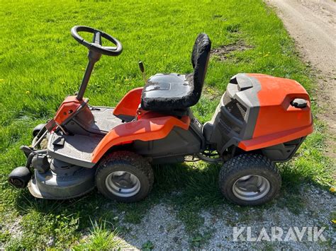 zdjęcie traktorka kosiarki Husqvarna R111B w akcji