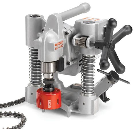 Schemat budowy wiertnicy RIDGID HC300 z zaznaczonym systemem mocowania łańcuchowego