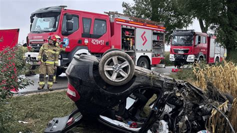 Zdjęcie przedstawiające wrak ciągnika RSO w momencie wydobycia z ziemi w Krzyszkowicach