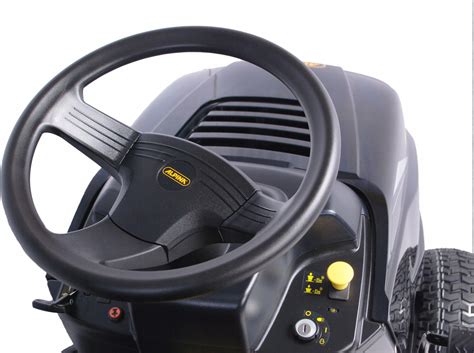 Traktor ogrodowy Alpina w akcji na trawniku