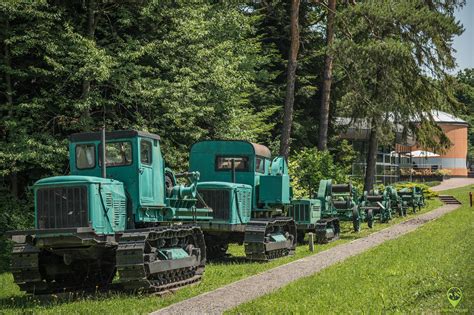 Widok ogólny na teren zabytkowej kopalni w Bóbrce z zachowanymi urządzeniami wiertniczymi