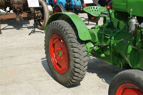 Zabytkowy ciągnik Deutz F1M414 z 1941 roku, widok na koła stalowe