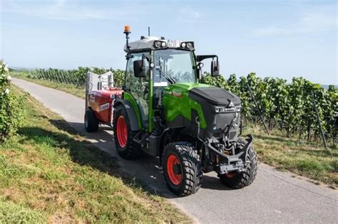 Elektryczny ciągnik Fendt e107 Vario w środowisku rolniczym