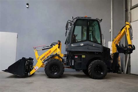 koparko-ładowarka Komatsu WB97 w akcji