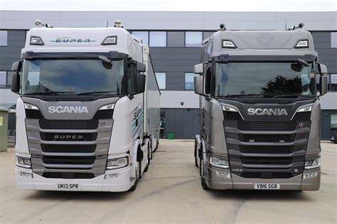 Fotografia rzeczywistej ciężarówki Scania 560S Super Highline z motywami graficznymi z Grand Theft Auto V