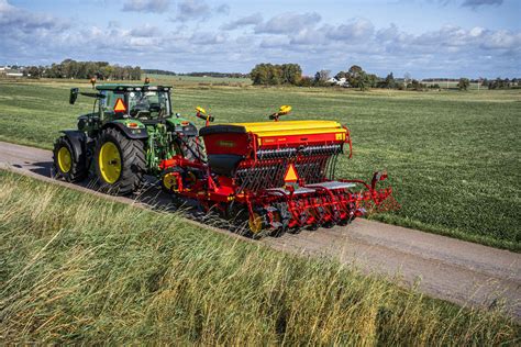 Siewnik Väderstad Rapid z zamontowanym urządzeniem BioDrill