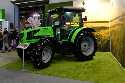 Zdjęcie ciągnika Deutz-Fahr 5 Keyline prezentowanego na targach Agrotech 2024