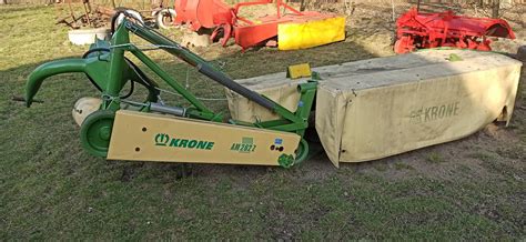 Kosiarka dyskowa Krone AM 283 CV w akcji, ze spulchniaczem pokosu