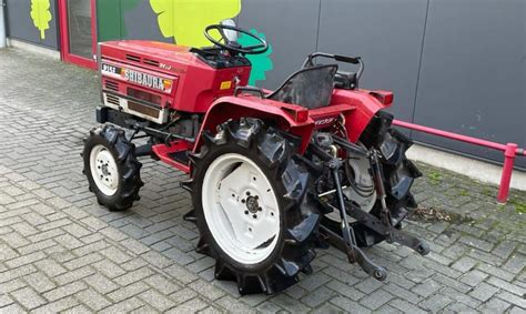 Zdjęcie japońskiego mini traktora Shibaura P15F w akcji