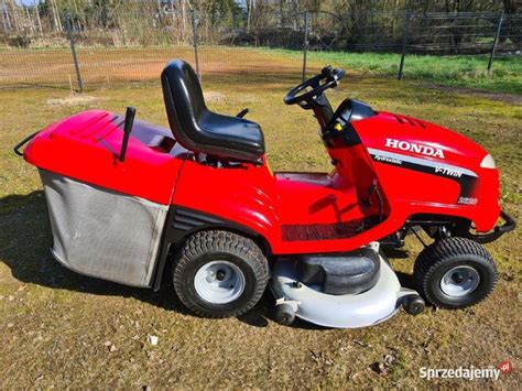 Zdjęcie przedstawiające traktorek kosiarkę Honda z widocznym błotnikiem
