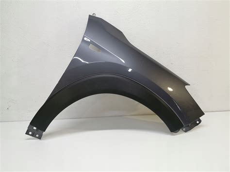 Ilustracja przedstawiająca pęknięty błotnik traktorka