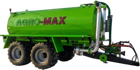 Zdjęcie beczkowozu Agro-Max z podłączonym aplikatorem