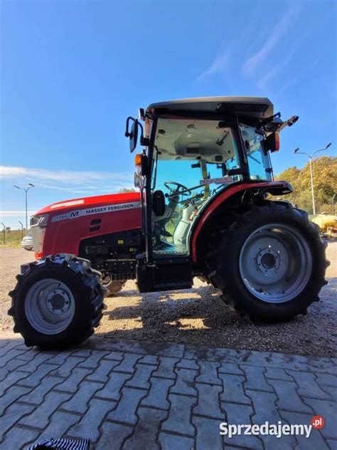 Zdjęcie przedstawiające ciągnik rolniczy Massey Ferguson serii 6400 w warunkach polowych