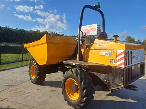 Zdjęcie wozidła budowlanego JCB na budowie