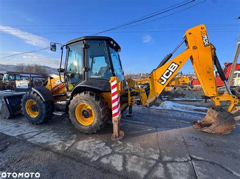 Zdjęcie przedstawiające koparko-ładowarkę JCB 3CX z wyraźnie widocznym lemieszem