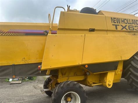 Zdjecie poglądowe kombajnu zbożowego New Holland TX63 w pracy na polu