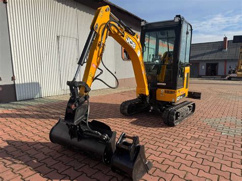 Schemat przedstawiający minikoparkę JCB 8020 z oznaczeniem kluczowych wymiarów roboczych i zasięgu ramienia.