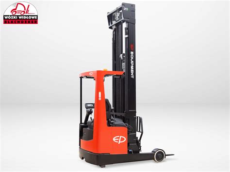 Wózek widłowy wysokiego składowania typu Reach Truck pracujący w wąskim korytarzu magazynowym