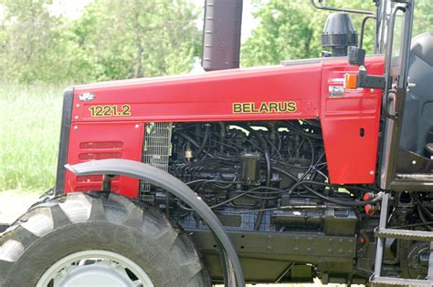 Schemat przedstawiający ewolucję ciągników od modelu MTZ-2 do współczesnych serii Belarus