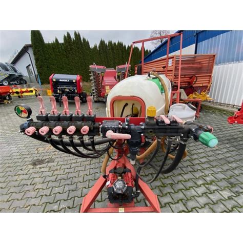 Zdjęcie opryskiwacza Bury Pelikan 1000l z rozłożoną belką hydrauliczną w systemie X