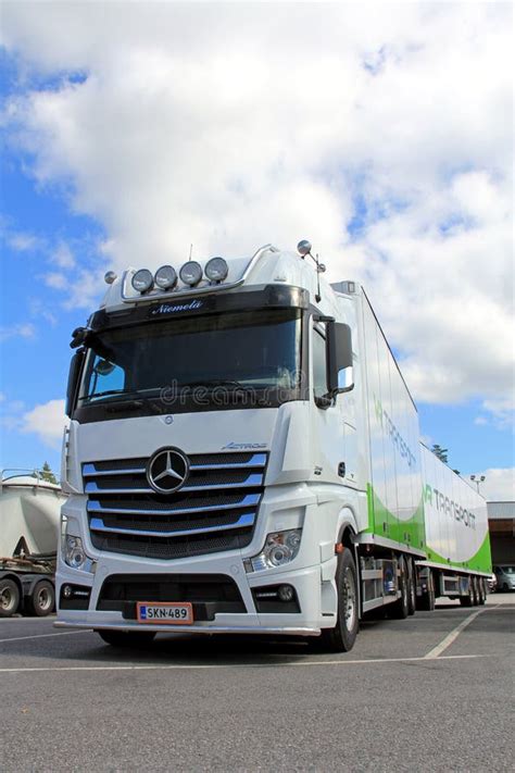 zdjęcie ogólne Mercedes-Benz Actros w ruchu