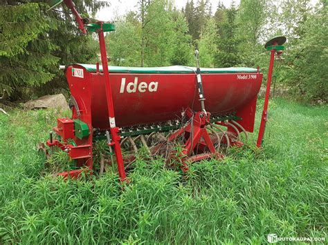 Widok ogólny siewnika mechanicznego Unia Idea 3000 na polu podczas pracy