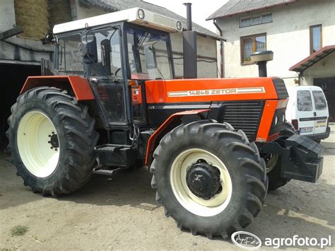 Zdjęcie ciągnika rolniczego Zetor 14245 w trakcie prac polowych