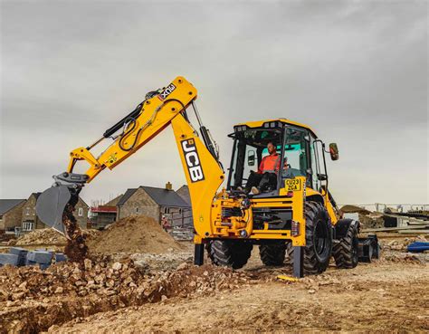 JCB 3CX PRO Dual Drive w pozycji odwróconej podczas kopania rowu