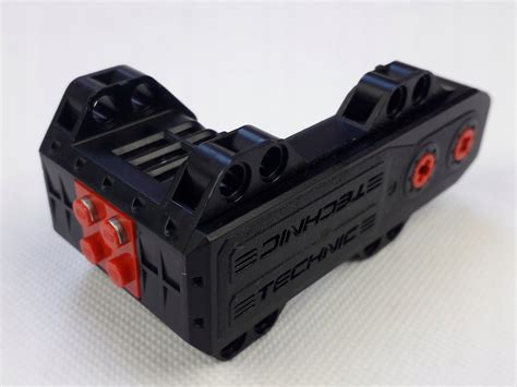 Schemat budowy modelu LEGO Technic ukazujący ruchome elementy i przegubowy układ kierowniczy.