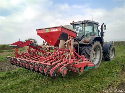 Zdjęcie siewnika pneumatycznego Kverneland Accord DA w akcji na polu