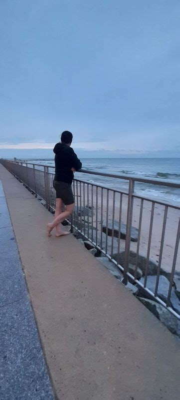 zdjęcie portu w Rowach z widocznymi falochronami