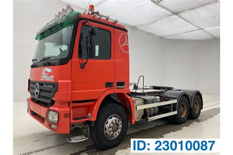 zdjęcie wywrotki Mercedes-Benz Actros 6x4 pracującej na budowie
