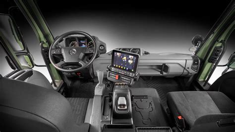 Wnętrze kabiny nowoczesnego ciągnika siodłowego z deską rozdzielczą i strefą wypoczynkową