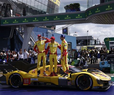 Zdjęcie historycznego ciągnika Renault GP oraz fabryki w Le Mans