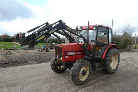 Zetor 7540 na polu, ukazujący jego klasyczną sylwetkę