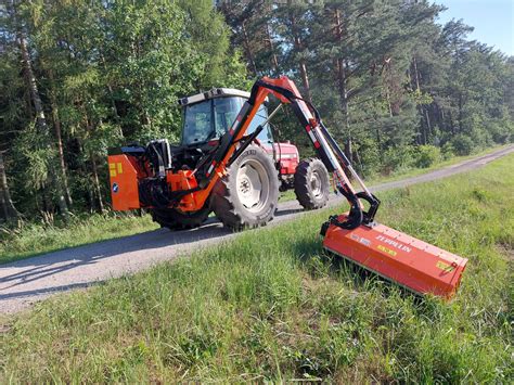 kosiarka bijakowa w akcji, kosząca pobocze drogi
