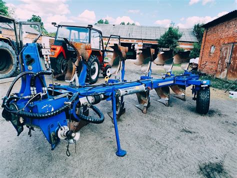 Pług obrotowy Kongskilde Overum w trakcie orki