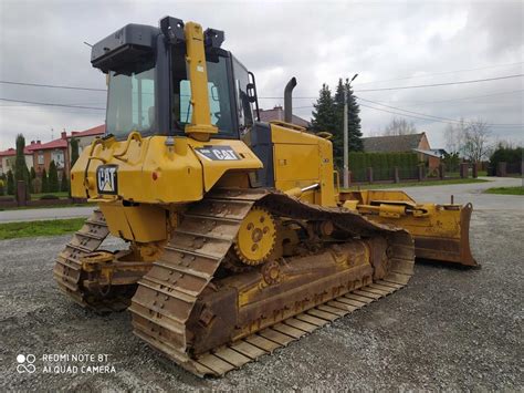 Współczesna spycharka gąsienicowa Caterpillar D4 w akcji