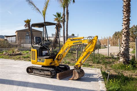 Zdjęcie minikoparki Komatsu PC16R w akcji