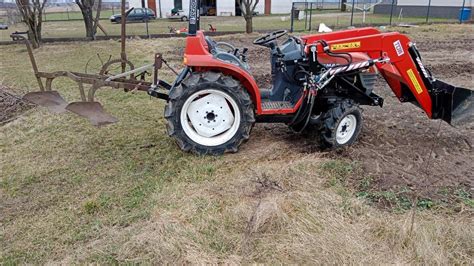 Zestawienie różnych modeli mini traktorów japońskich, w tym Hinomoto
