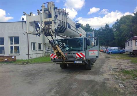 Thematyczne zdjęcie żurawi terenowych Terex Demag w akcji na placu budowy