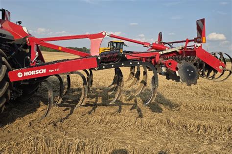 Kultywator Horsch Tiger SL w pracy na polu z dużą ilością resztek pożniwnych