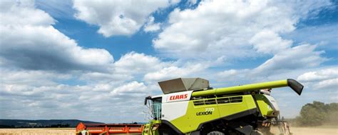 Zestawienie zdjęć różnych modeli kombajnów zbożowych, w tym marek takich jak Bizon, John Deere, New Holland i Claas