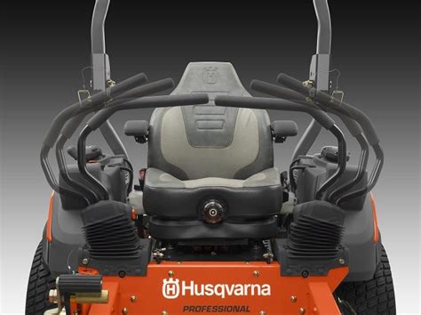Kosiarka o zerowym promieniu skrętu Husqvarna pracująca na nierównym terenie