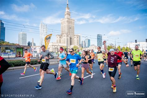 Zdjęcie grupowe biegaczy na starcie maratonu.