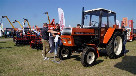 Ursus C-362 na tle otwartego terenu, prezentujący swój wygląd i charakter
