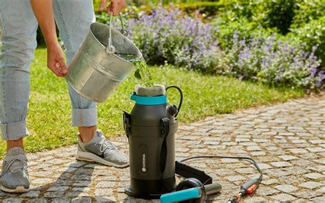 Close-up photo of the ergonomic handle and padded carrying strap of the Gardena EasyPump sprayer.